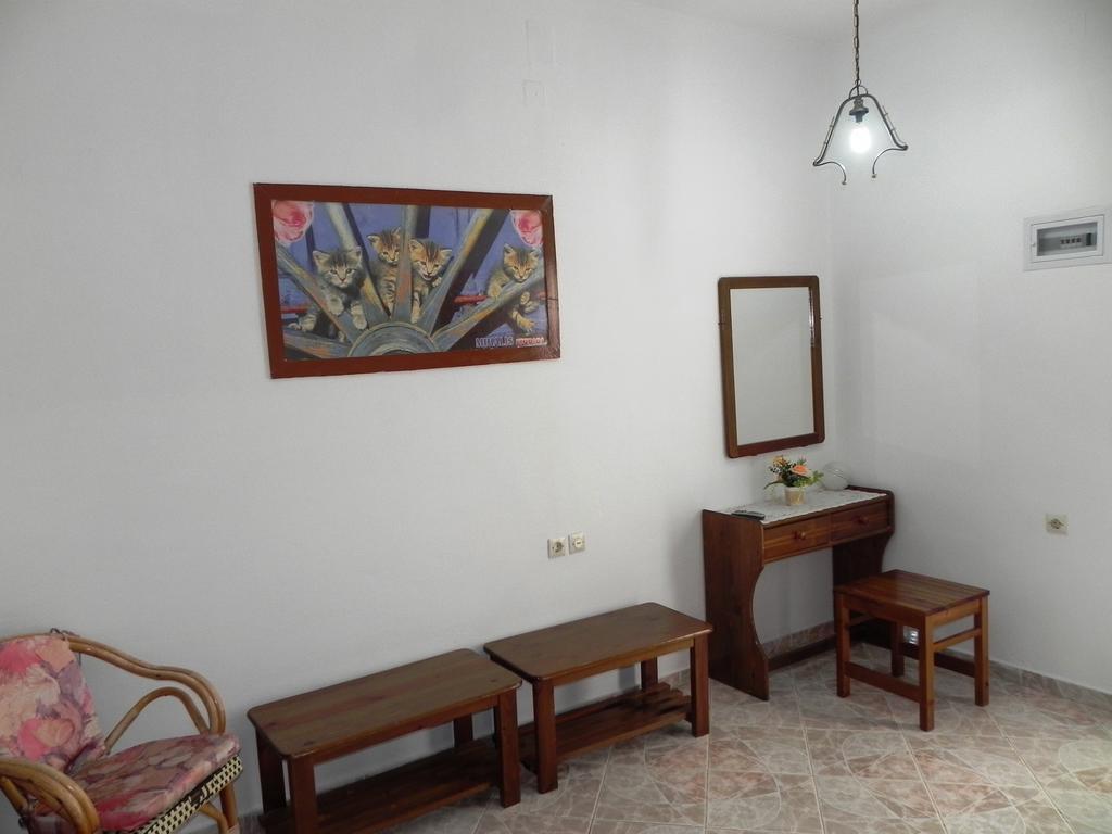 Mihalis Studios Lakki  Pokoj fotografie